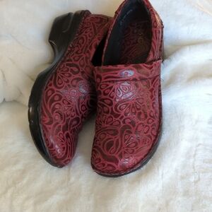 boc Red Patterned Clogs